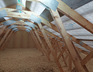 Zateplení stropu novostavby dřevostavby pomocí foukané izolace